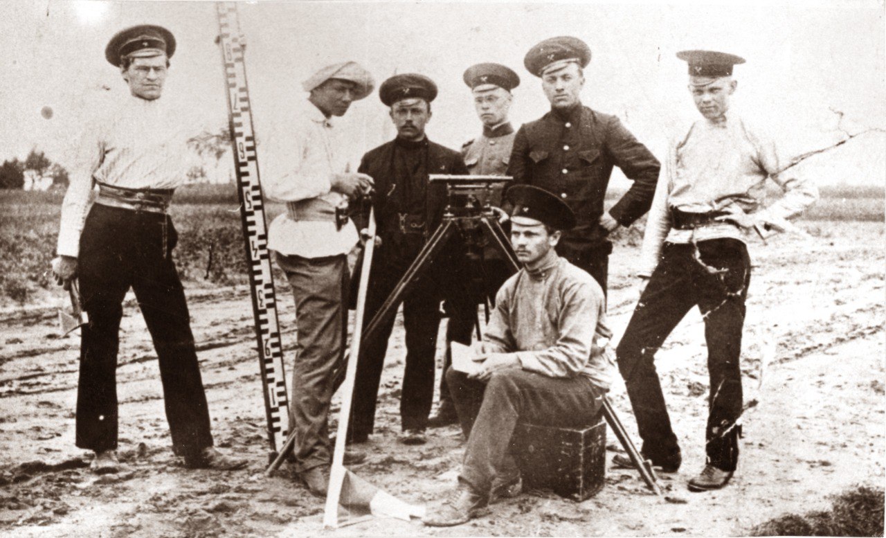 Студенты политехнического института на геодезической практике